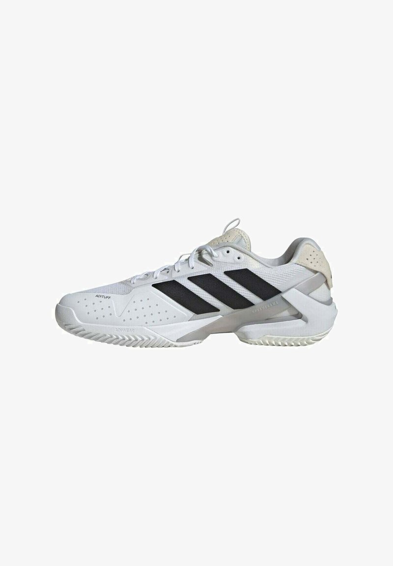 Scarpe sportive bianche con una superficie testurizzata, dettagli a strisce nere e un tallone rinforzato. Presentano una suola in gomma resistente e una rete traspirante.