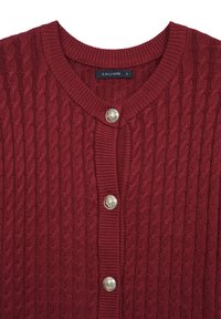 Cardigan a maglia bordeaux con un motivo testurizzato, scollatura rotonda e tre bottoni decorativi argento lungo la patta anteriore.