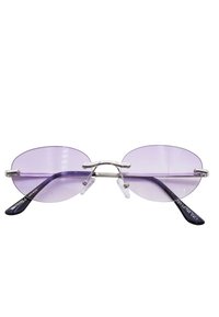 Occhiali da sole ovali con lenti viola trasparenti, montatura in metallo e naselli trasparenti. Astine viola scure con dettagli del marchio incisi.