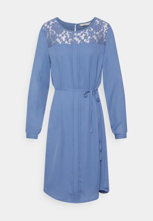 Vestido azul com mangas longas, detalhes em renda no corpete, laço na cintura e botões laterais; tecido suave e silhueta em A.