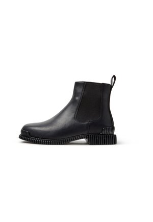 Schwarzer Lederknöchelstiefel mit elastischem Seiteneinsatz, Zuglasche hinten und profillierter Gummisohle und Absatz vor weißem Hintergrund.