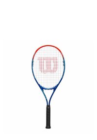 Racchetta da tennis con un telaio blu e rosso, corde bianche e un grande logo rosso "Wilson" al centro. Manico di gomma nera texturizzata.
