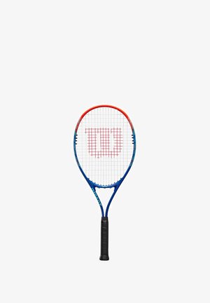 Racchetta da tennis con un telaio blu e rosso, corde bianche e un grande logo rosso "Wilson" al centro. Manico di gomma nera texturizzata.