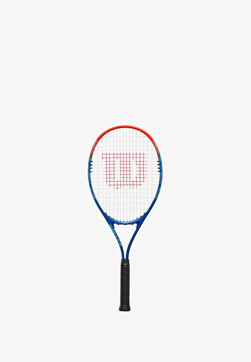 Racchetta da tennis con un telaio blu e rosso, corde bianche e un grande logo rosso "Wilson" al centro. Manico di gomma nera texturizzata.