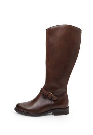 Stivali alti in pelle marrone con punta rotonda, finitura liscia e una cintura decorativa con un anello sul polpaccio.