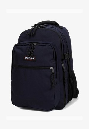 Granatowy plecak wykonany z wytrzymałego materiału, z wieloma kieszeniami na zamek błyskawiczny oraz regulowanymi, wyściełanymi paskami dla większego komfortu.