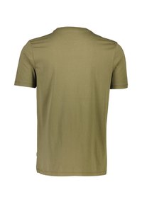 Camiseta de manga corta verde oliva, cuello redondo, hecha de tejido de algodón suave, con un diseño liso y dobladillo recto. Sin patrones ni acentos visibles.