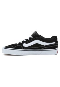 Schwarze Wildledersneaker mit weißen Akzenten und Nähten. Dicke weiße Gummisohle. Klassisches Design mit einem auffälligen Seitenstreifen.