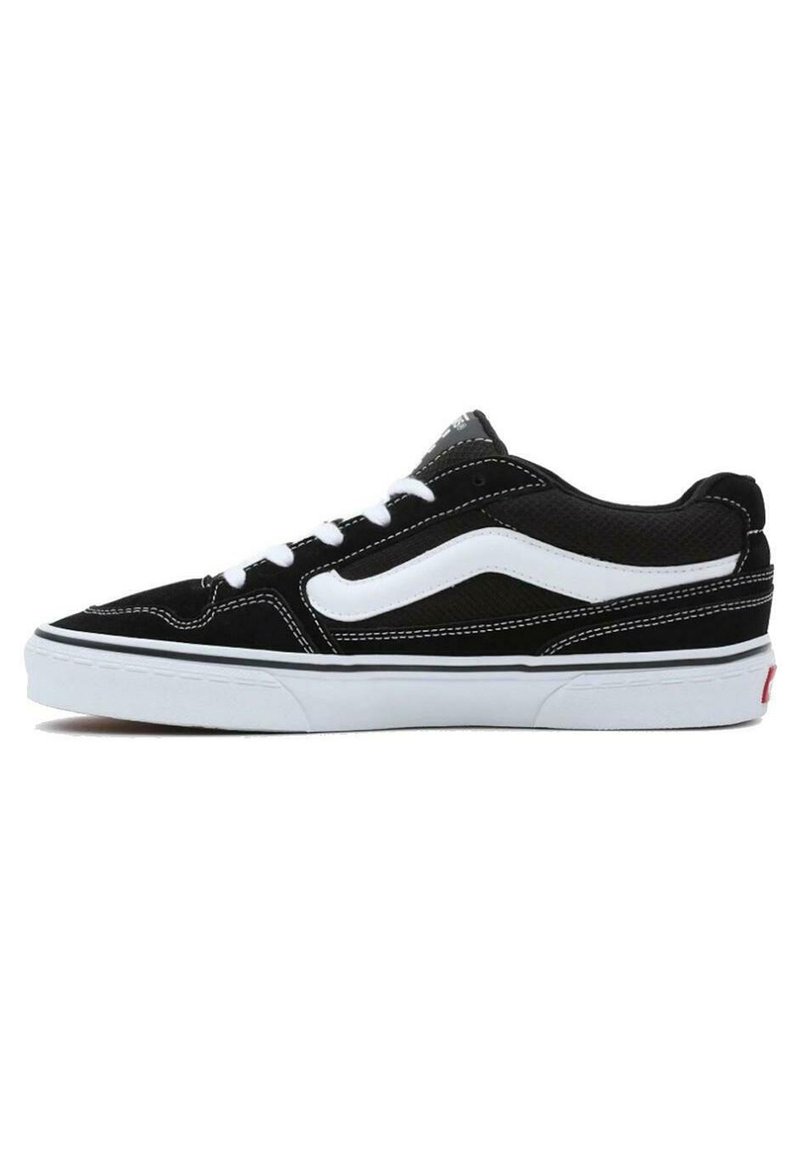 Schwarze Wildledersneaker mit weißen Akzenten und Nähten. Dicke weiße Gummisohle. Klassisches Design mit einem auffälligen Seitenstreifen.