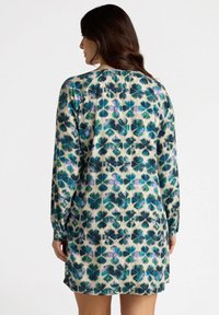 Langärmliges Kleid mit einem mehrfarbigen Blumenmuster in Blau und Grün auf einem cremefarbenen Hintergrund, Rundhals-Ausschnitt und geknöpften Manschetten.