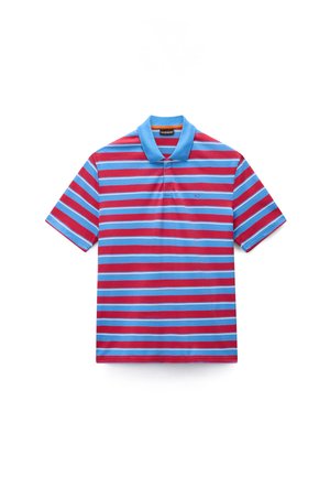 Polo de manga corta con rayas horizontales rojas y azul claro y cuello sólido azul claro.