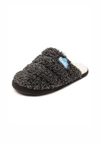 Pantufla gris esponjosa con textura elevada, tela suave, forma redondeada, suela negra y un acento de logo azul. Adecuada para uso en interiores.