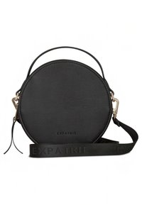 Rund svart läderväska med subtil textur, utrustad med ett övre handtag och justerbar rem, präglad logotyp och detaljer i guldfärgade metal.