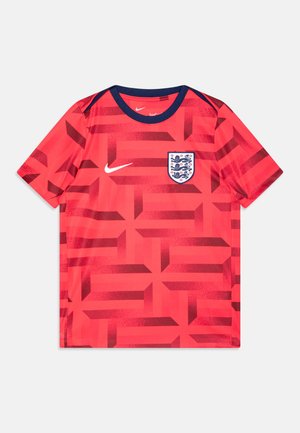 Camiseta de fútbol roja de Nike con un patrón geométrico, cuello redondo en azul marino y el escudo de Inglaterra con tres leones en el centro.