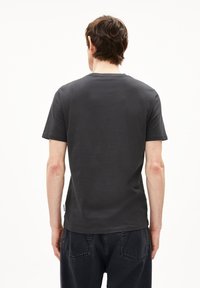 Dunkelgraues T-Shirt mit kurzen Ärmeln aus Baumwolle, mit Rundhalsausschnitt und geradem Saum. Minimalistisches Design ohne sichtbare Logos.