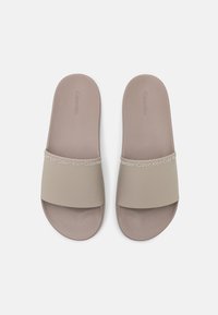 Calvin Klein POOL SLIDE  - Strandpapucsok és -szandálok - light grey