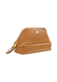 Pochette zip in pelle marrone con superficie texturizzata, forma trapezoidale, accessori in oro e un elegante pon-pon sulla cerniera.