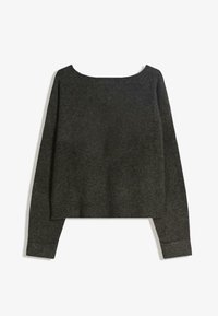 Pulover gri închis cu decolteu larg, rotund și mâneci lungi. Prezintă manșete strâmte și un tiv ușor scurtat. Textură moale.