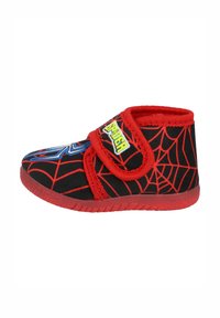 Zapato infantil negro y rojo con patrón de telaraña, tira de velcro, puntera redondeada y suela roja texturizada. Presenta un colorido logo de araña.