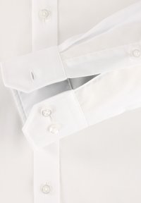Witte overhemd met knoopmanchetten, klassieke kraag, en een gladde katoenstof met een subtiele glans en een getailleerde pasvorm.