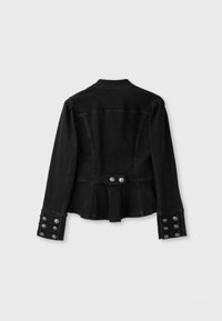 Veste noire à manches longues avec des détails de boutons aux poignets et à la ceinture arrière, vue de dos sur un fond gris clair uni.