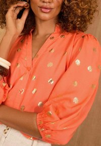 Love & Roses REGULAR FIT PIE CRUST DETAIL 3/4 SLEEVE - Košilová halenka  - orange shell