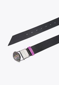 Zwarte leren riem met een metalen gesp in de vorm van een schelp, versierd met kleurrijke rhinestones. Inclusief een getextureerde paarse accentband.