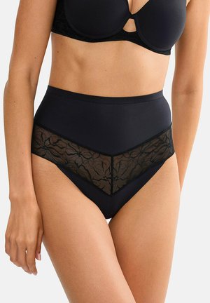 Femme portant une lingerie noire taille haute avec un panneau en dentelle florale sur les hanches et un soutien-gorge noir assorti, vue de la moitié du torse jusqu'au milieu des cuisses.