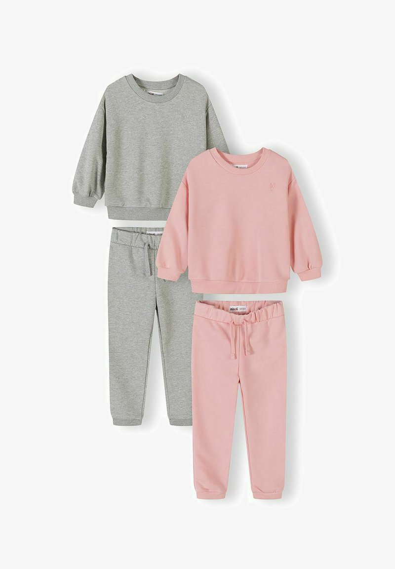 Deux ensembles de sweats à manches longues pour enfants avec pantalons de jogging assortis, un ensemble en gris clair et l'autre en rose doux.