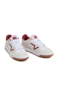Tenisky Vans s bílým syntetickým svrškem a burgunovými akcenty, kulatými tkaničkami a strukturovanou gumovou podrážkou. Sportovní a nízkoprofilový design.