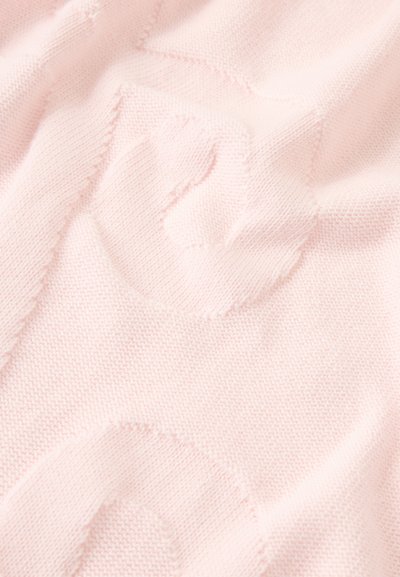 Απαλό ροζ πλεκτό ύφασμα με ανάγλυφα σχέδια καρδιών ενσωματωμένα στην υφή του υφάσματος, δημιουργώντας ένα διακριτικό 3D εφέ.