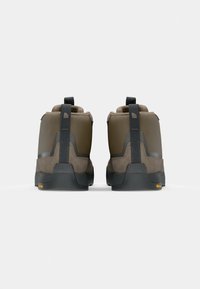 Brązowe buty trekkingowe z teksturowaną cholewką, wzmocnionym piętą i gumową podeszwą Vibram, z uchwytem do zakupu i eleganckim designem.
