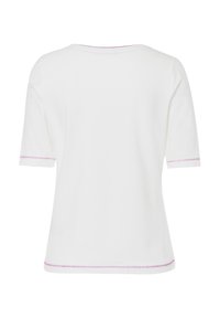 Witte katoenen t-shirt met korte mouwen, voorzien van roze stiksels aan de manchetten en de zoom. Achteraanzicht, ronde halsontwerp, gladde textuur.