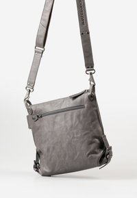 Graue Leder-Umhängetasche mit strukturiertem Finish, Reißverschlusstasche, verstellbarem Riemen und Metallakzenten. Minimalistisches Design.