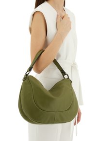 Borsa a tracolla in pelle verde con un design arrotondato e strutturato, dotata di una sola tracolla e con dettagli hardware in argento.