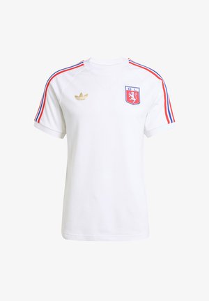 Camisa desportiva de manga curta branca com riscas vermelhas e azuis nos ombros, logotipo dourado da Adidas no lado esquerdo do peito e brasão do leão vermelho do OL no lado direito do peito.