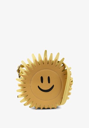Ronde gele leren tas met zonnestraalvorm, een glimlachend gezicht ontwerp, gestructureerd oppervlak en een afneembare schouderband.