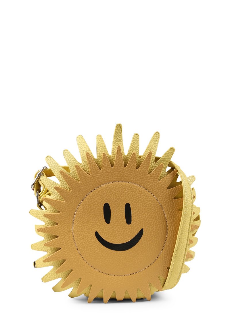 Ronde gele leren tas met zonnestraalvorm, een glimlachend gezicht ontwerp, gestructureerd oppervlak en een afneembare schouderband.