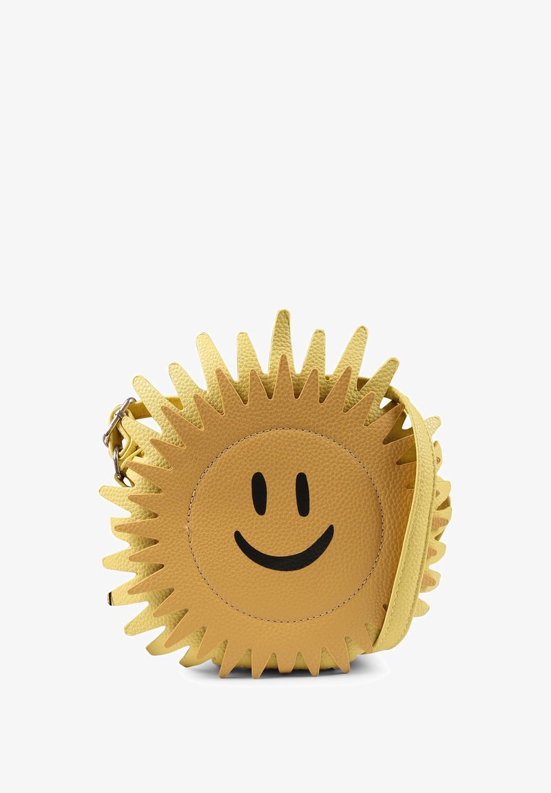 Ronde gele leren tas met zonnestraalvorm, een glimlachend gezicht ontwerp, gestructureerd oppervlak en een afneembare schouderband.
