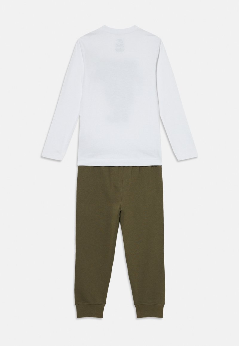 Chemise blanche à manches longues avec un col rond, accompagnée de joggers en coton vert olive avec des bords côtelés et une taille élastique.