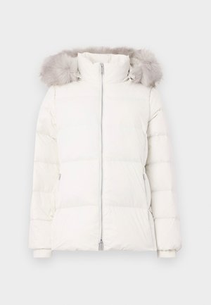 Weiß gesteppte Winterjacke mit Frontreißverschluss, hohem Kragen und Kapuze, die mit hellgrauem Kunstpelz verziert ist.