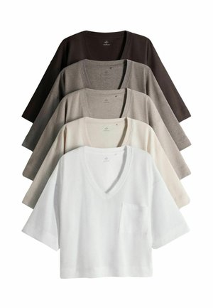 Fünf V-Ausschnitt Kurzarmshirts in Schwarz, Dunkelgrau, Hellgrau, Beige und Weiß, gestapelt mit dem weißen Shirt vorne.