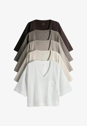 Viis V-kaelusega lühikeste varrukatega särki mustas, tumedashallis, heledashallis, beežis ja valges, virnatuna valge särk eespool.