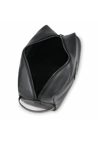 Bolso de cuero negro con forma triangular, lado de tejido texturizado, cierre de cremallera y un interior suave. Cuenta con una asa superior para facilitar el transporte.
