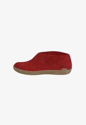 Roter Filzhausschuh mit beiger Gummisohle und niedriger Knöchelhöhe, speziell für den Innenbereich.