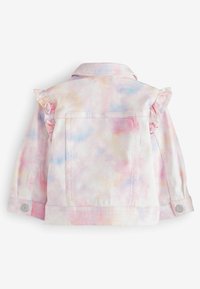 Veste en denim avec un motif tie-dye pastel, des détails en volants sur les manches, et des fermetures à boutons en argent avec un col standard et une coupe courte.