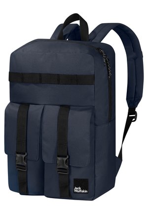 Marineblauwe rugzak met een rechthoekige vorm, van stoffen materiaal, twee voorzakken die met banden zijn beveiligd, zijritsen en een logo patch.