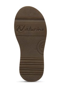 Suela de zapato de goma marrón con una superficie texturizada, que presenta ranuras horizontales y un acento circular con el texto "21" y el logotipo "Naturino."