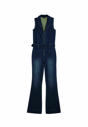 Combinaison en denim avec col, sans manches, fermeture éclair à l'avant, taille ceinturée, jambes évasées et deux poches avant. Lavage bleu foncé avec coutures contrastées.