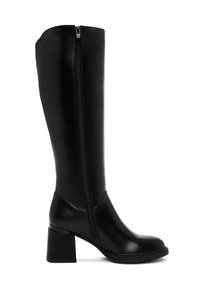 Bota negra hasta la rodilla hecha de cuero suave. Cuenta con una cremallera lateral, tacón cuadrado y punta redonda. Diseño minimalista sin acentos visibles.